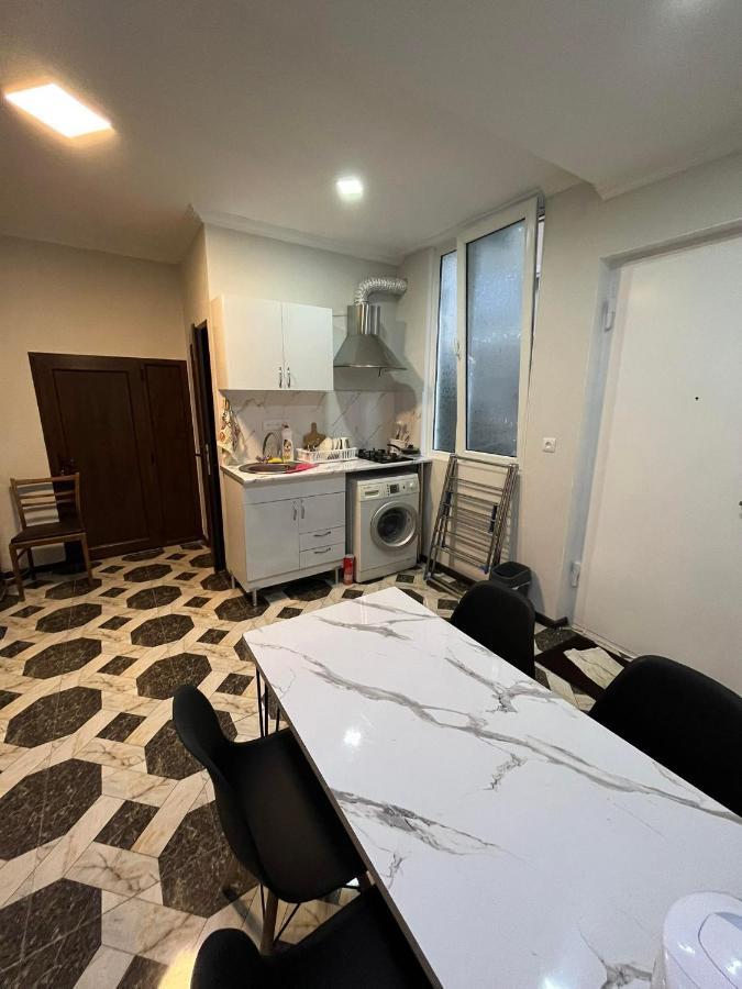 Appartamento Hello 2 Tbilisi Esterno foto